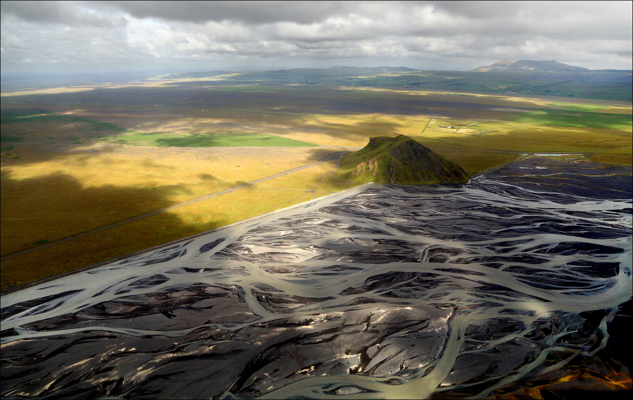 Исландия желтая река черный песок