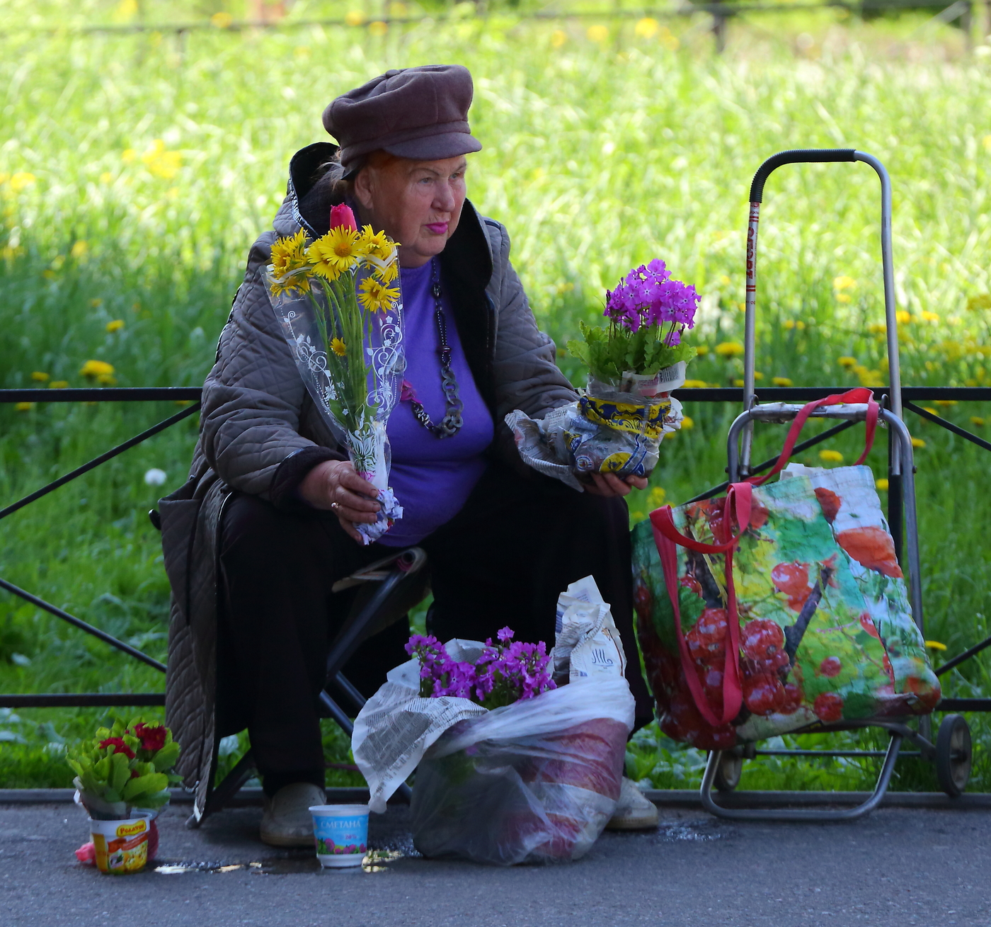 Бабушка продает цветы на улице